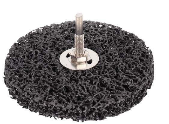 Диск шлифовальный "коралл" для дрели 125мм черный (среднежесткий) с осью фото 1